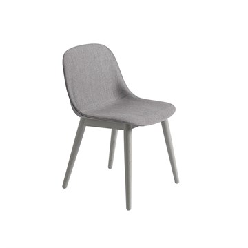 Muuto Fiber Spisebordsstol med træstel og polstret i grå remix 133